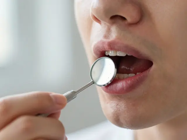 Dentální zrcátko: Jak ho používat pro kontrolu stavu zubních zánětů