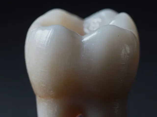 Jak poznat, že je zub mrtvý? Příznaky, diagnostika a řešení